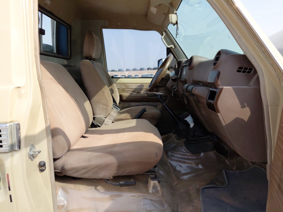 تويوتا لاند كروزر بيك أب LC70 DLX 2016 image