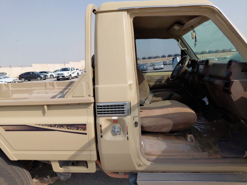 تويوتا لاند كروزر بيك أب LC70 DLX 2016 image