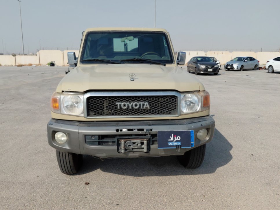 تويوتا لاند كروزر بيك أب LC70 DLX 2016