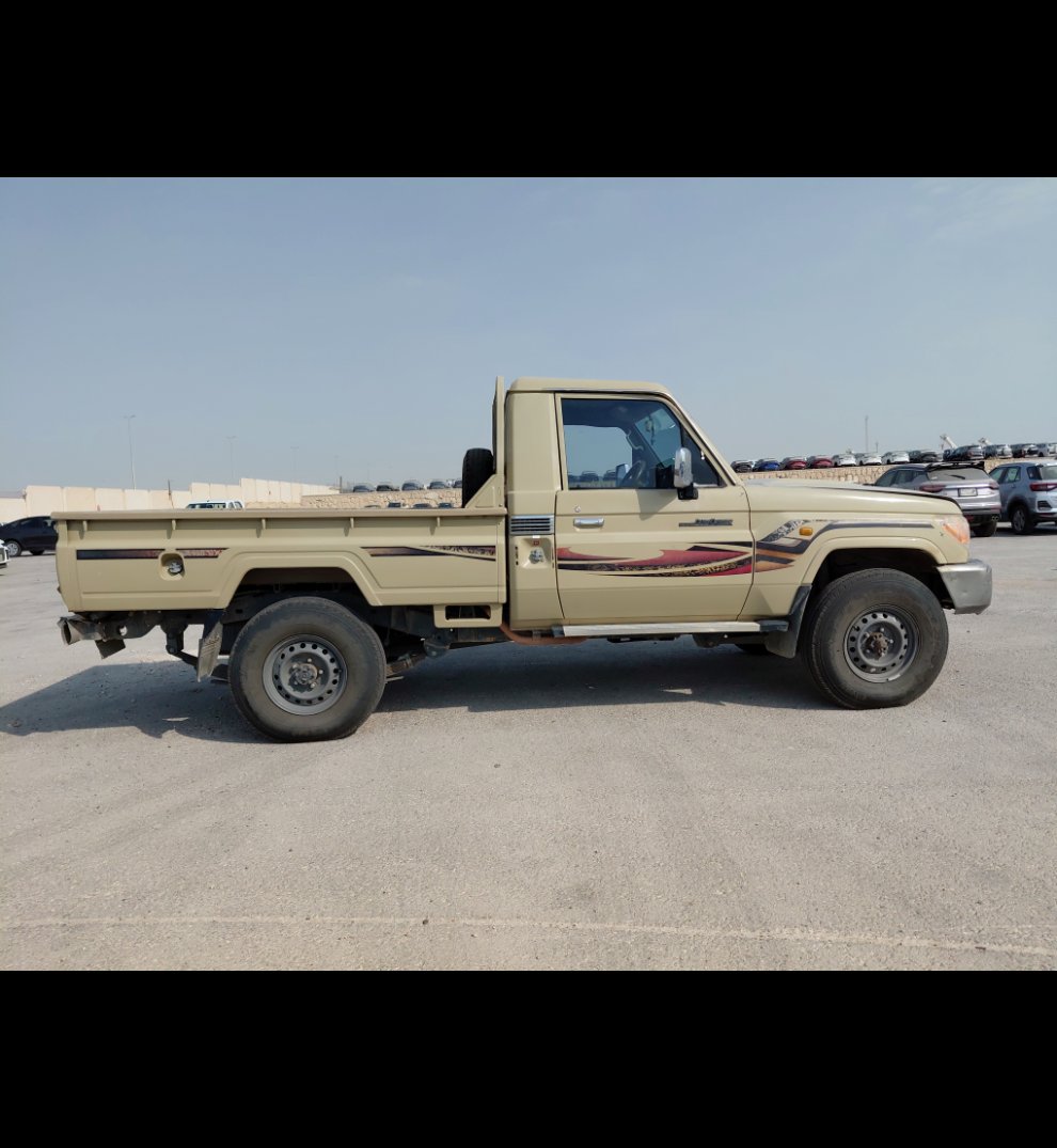 تويوتا لاند كروزر بيك أب LC70 DLX 2016 image