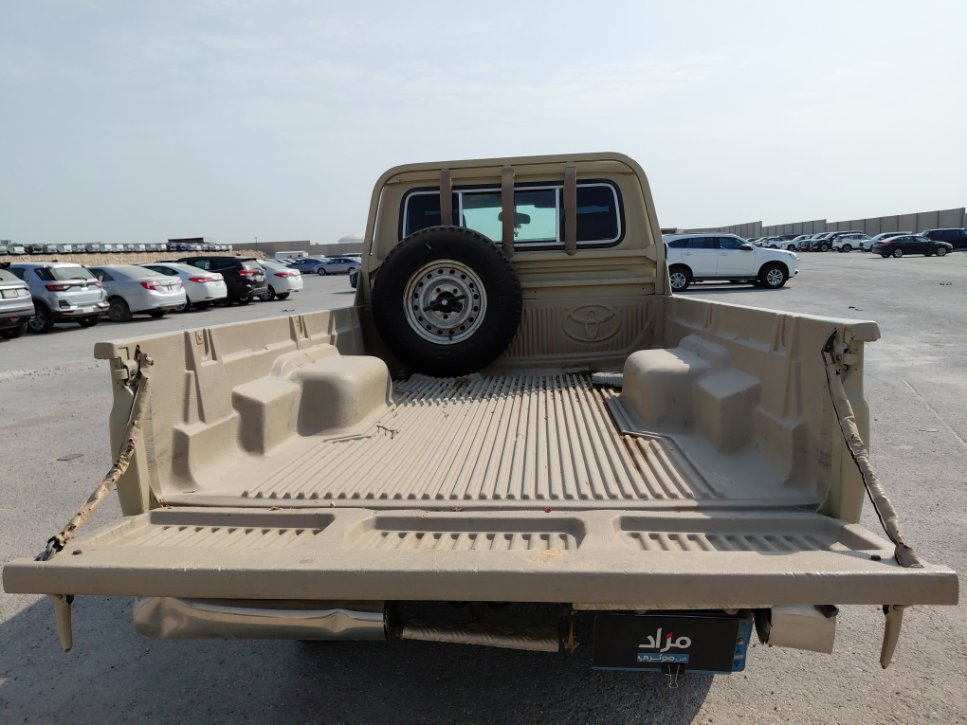 تويوتا لاند كروزر بيك أب LC70 DLX 2016 image