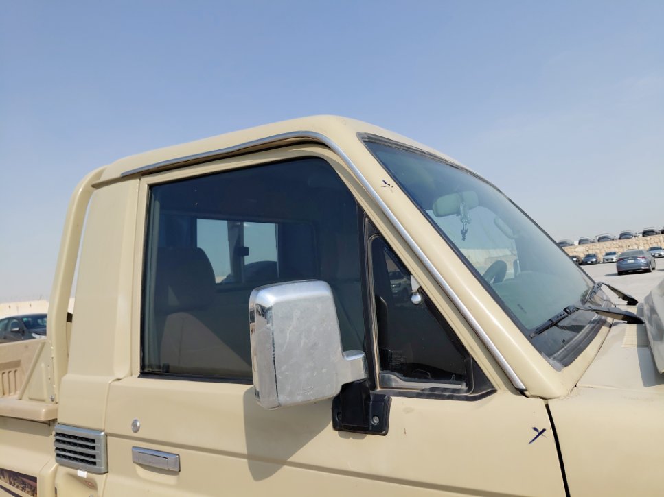 تويوتا لاند كروزر بيك أب LC70 DLX 2016 image