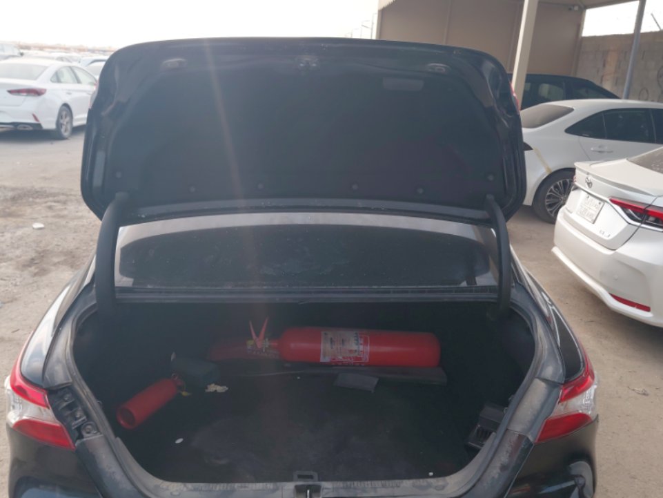 Toyota Camry LE 2020 image