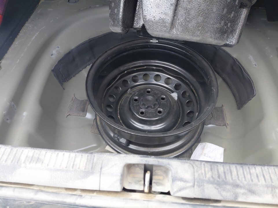 Toyota Camry LE 2020 image