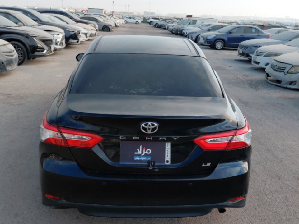 Toyota Camry LE 2020 image