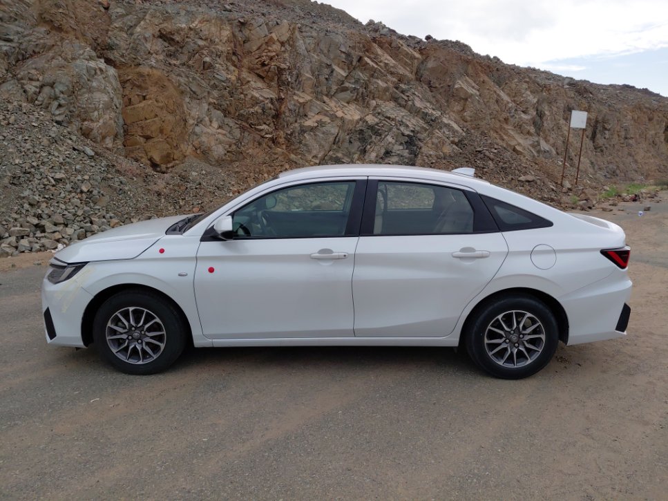 تويوتا يارس Y 2024 image