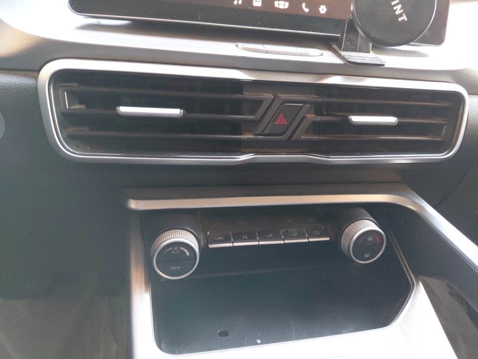 Geely Coolray رياضيه - اساسي  2023 image