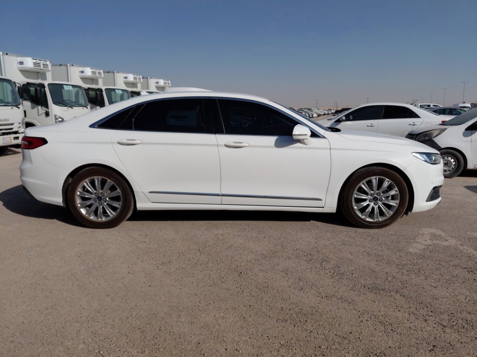 Ford Taurus  2022 image