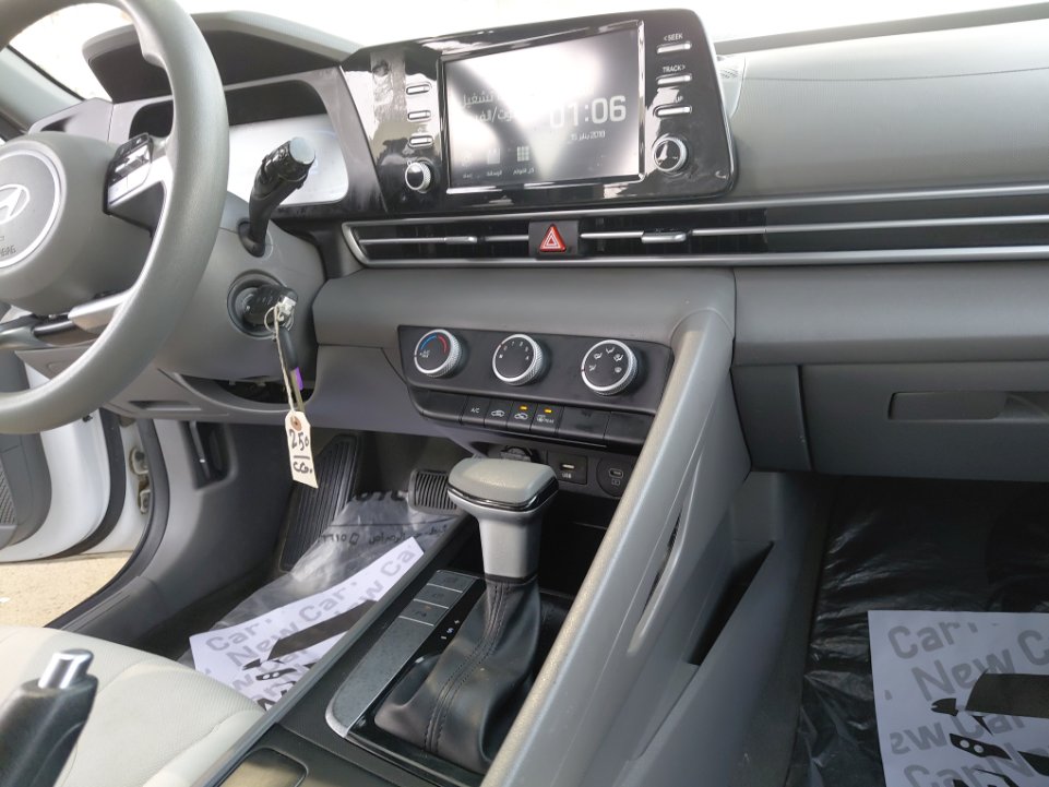 Hyundai Elantra STD 2024 image