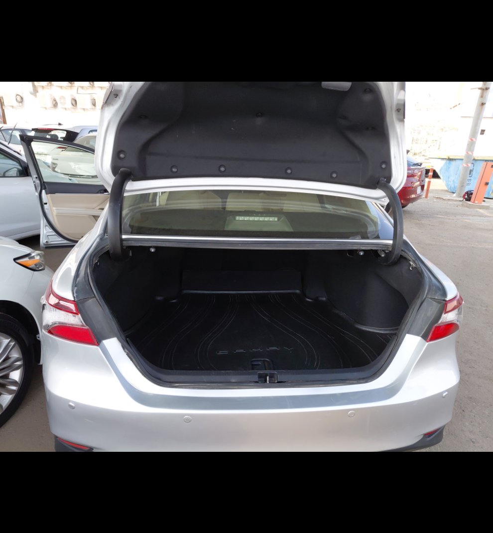 Toyota Camry LE HEV 2021 image