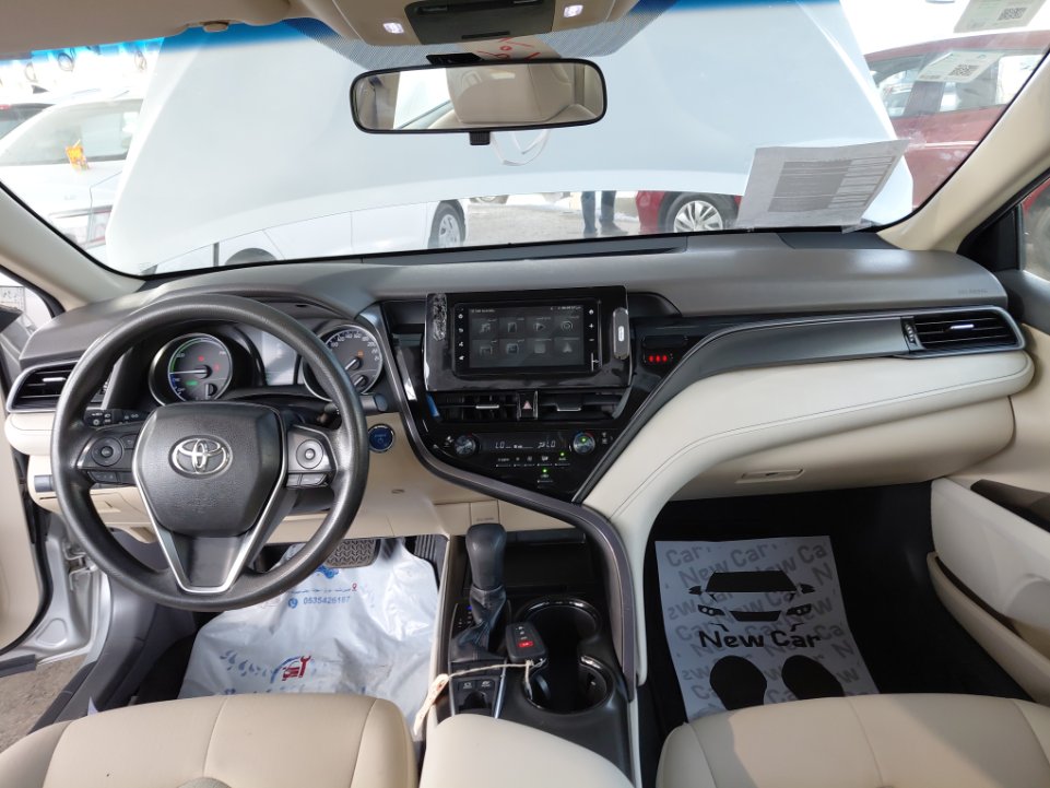 Toyota Camry LE HEV 2021 image