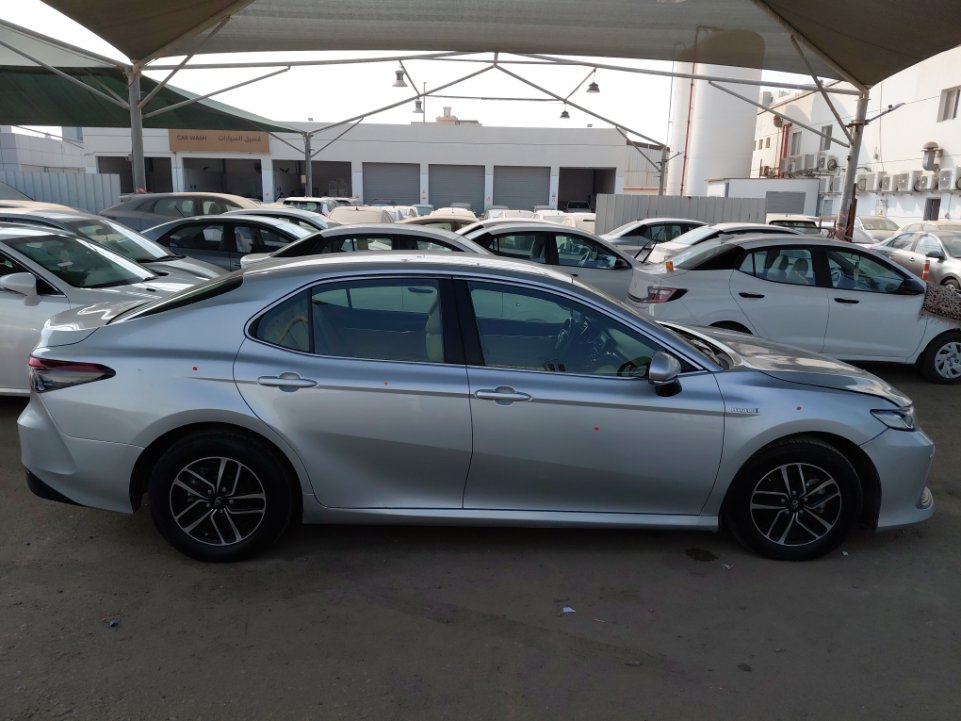 Toyota Camry LE HEV 2021 image