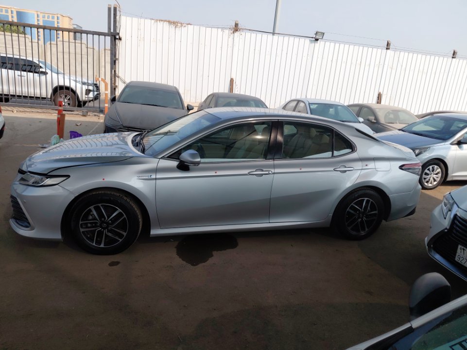 Toyota Camry LE HEV 2021 image