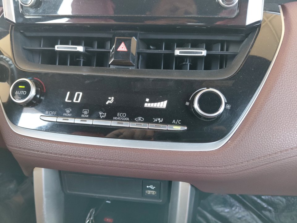 Toyota Corolla Cross LE HEV 2023 image