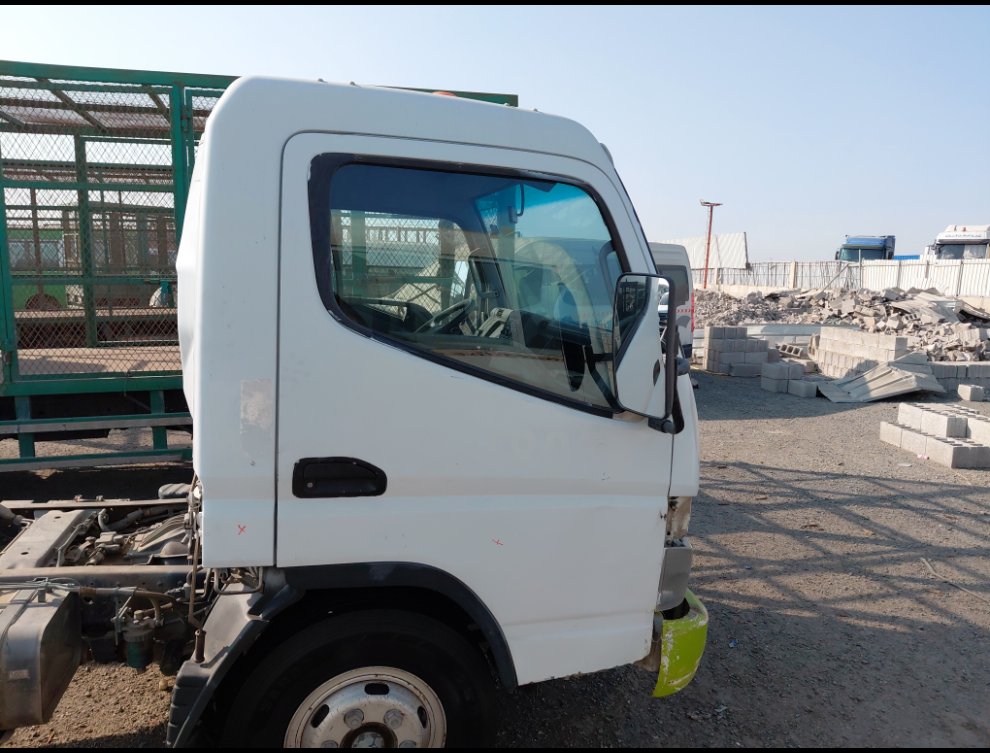 Mitsubishi Canter FUSO 2015 image