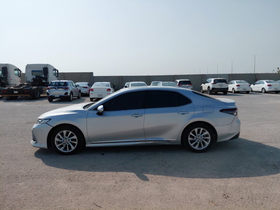 Toyota Camry GLE 2023 image