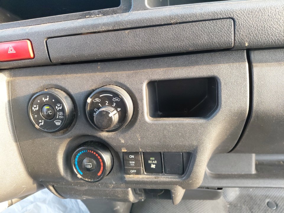 Toyota Hiace Bus  2017 image