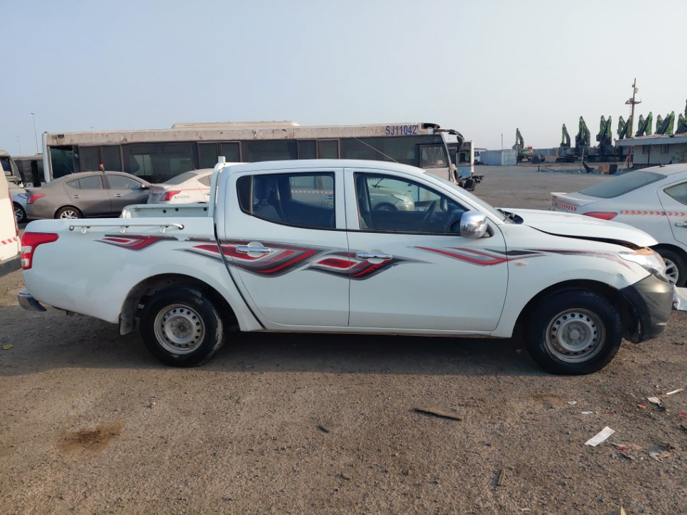 Mitsubishi L200  2017 image