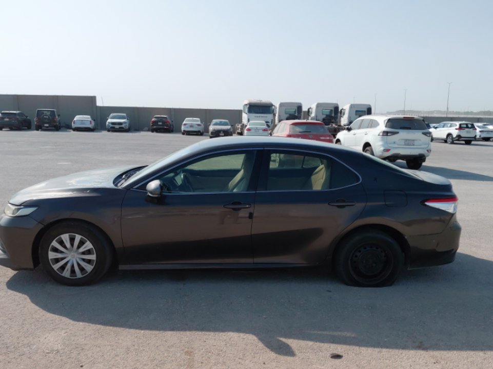 Toyota Camry LE STD 2018 image