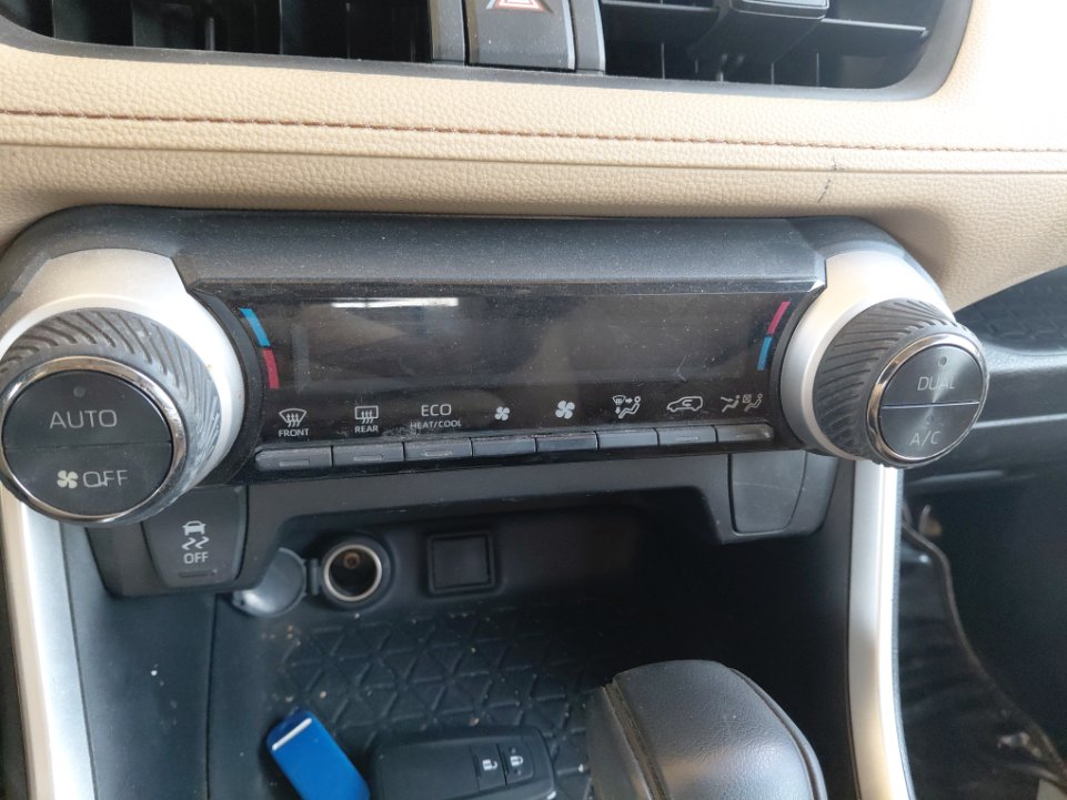 Toyota RAV4 XLE  2022 image