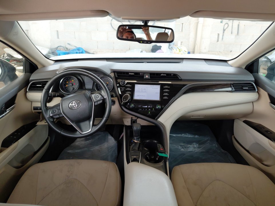 Toyota Camry GLE 2020 image