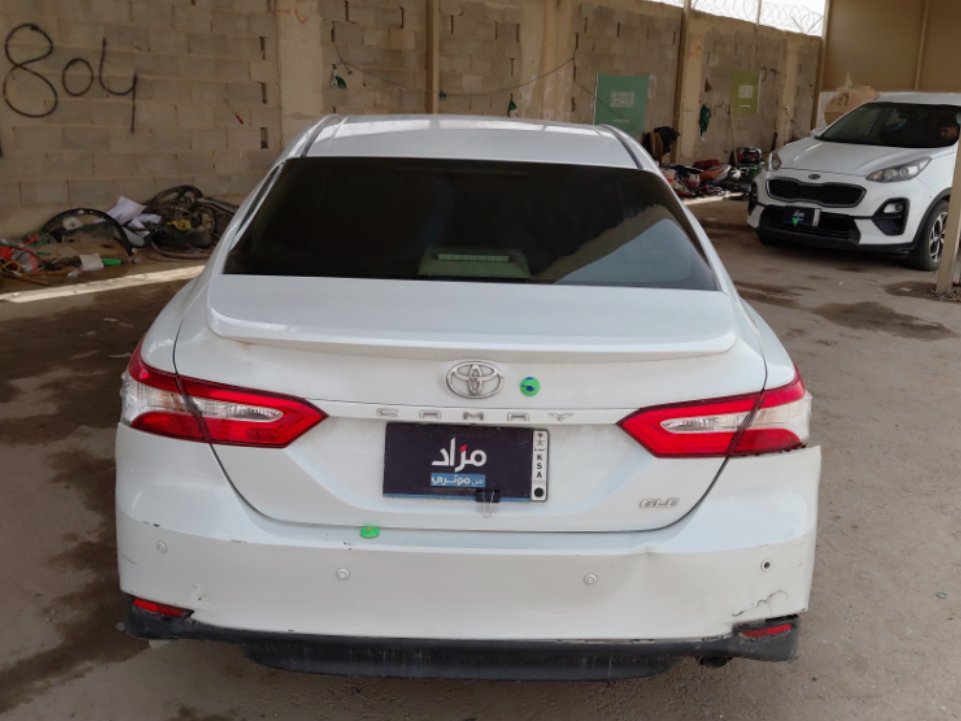 Toyota Camry GLE 2020 image