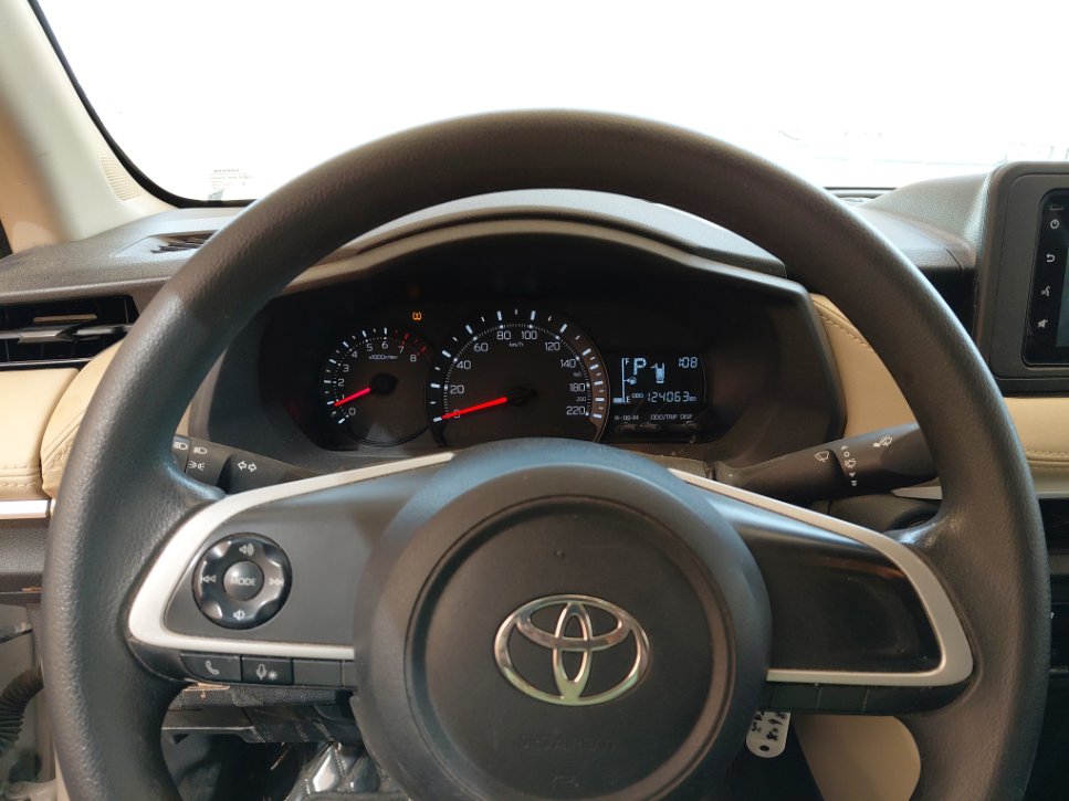 تويوتا يارس Y 2023 image