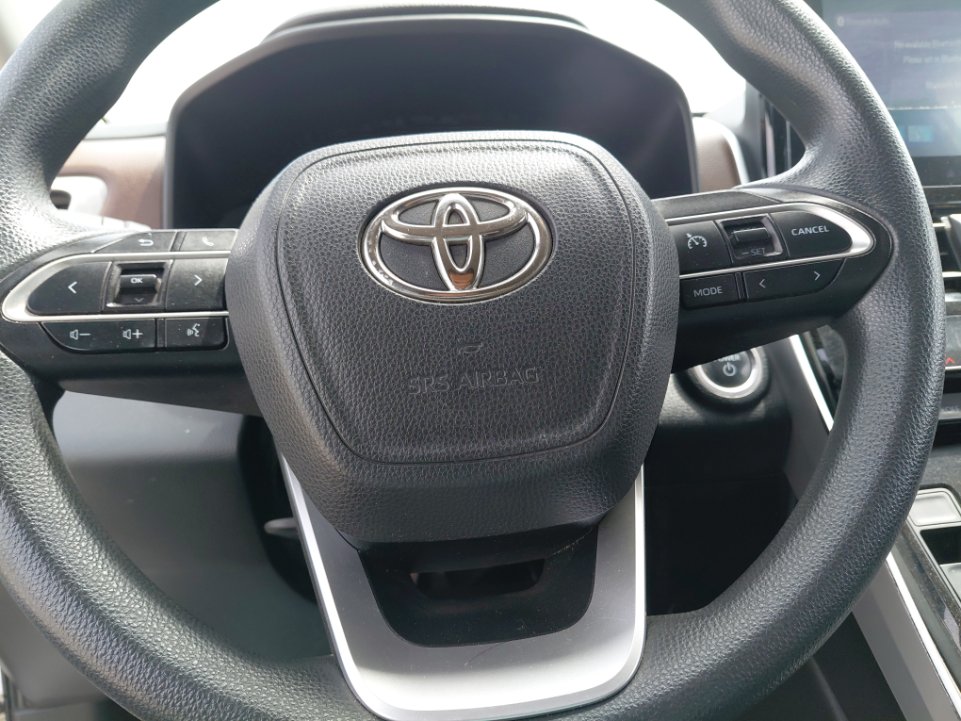 Toyota Innova GLE HEV  2024 image