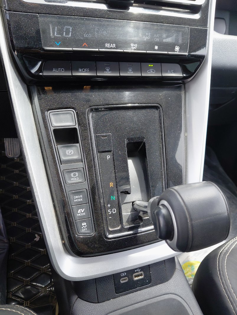 Toyota Innova GLE HEV  2024 image
