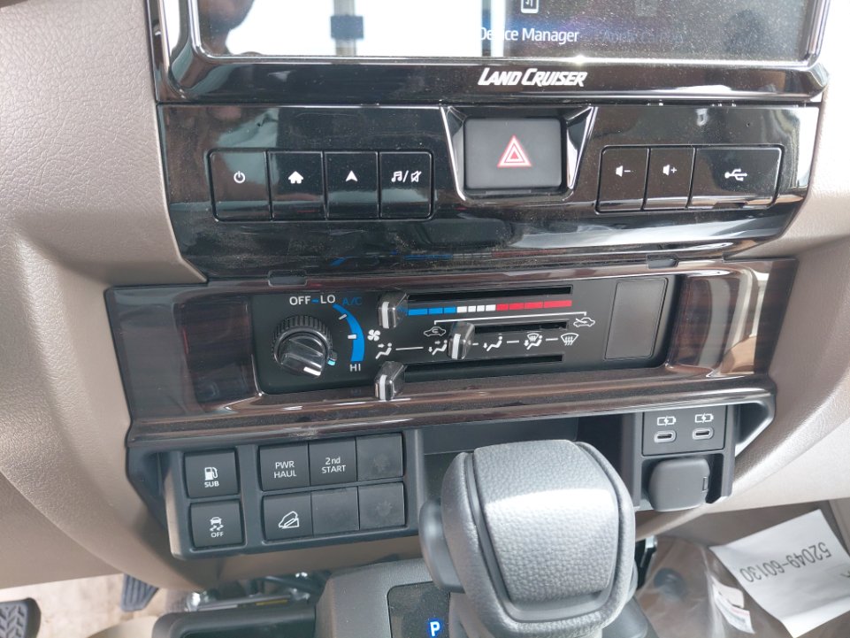 تويوتا لاند كروزر LC 70 SDLX - 4X4 - 2025 image