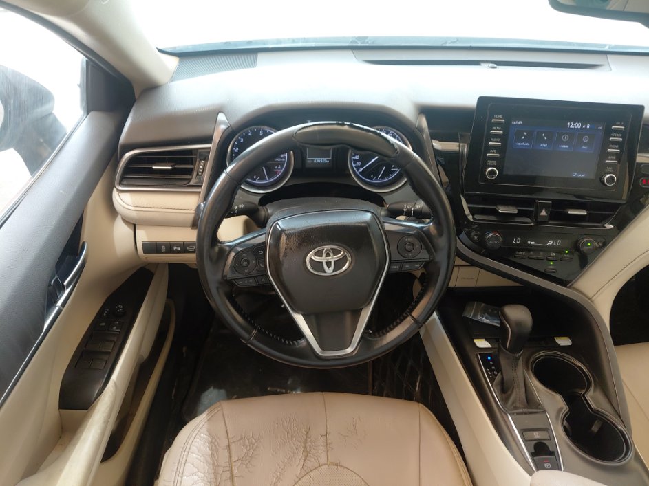 Toyota Camry GLE 2023 image