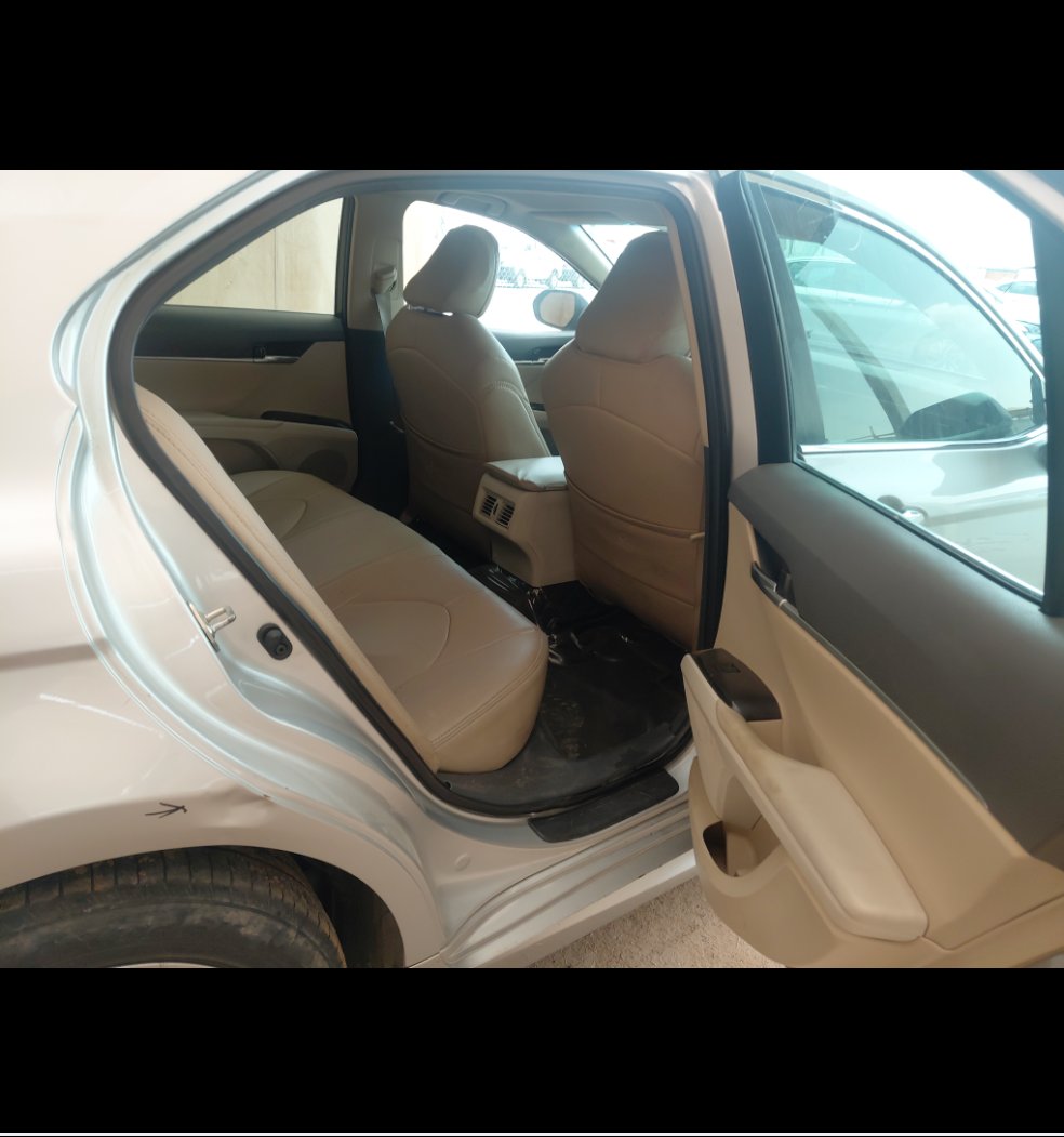 Toyota Camry GLE 2023 image