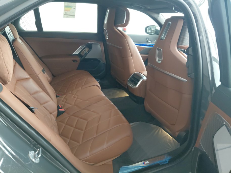 بي إم دبليو 740I  2024 image