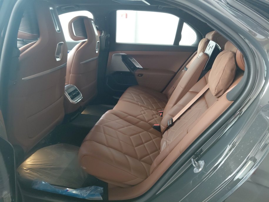 بي إم دبليو 740I  2024 image