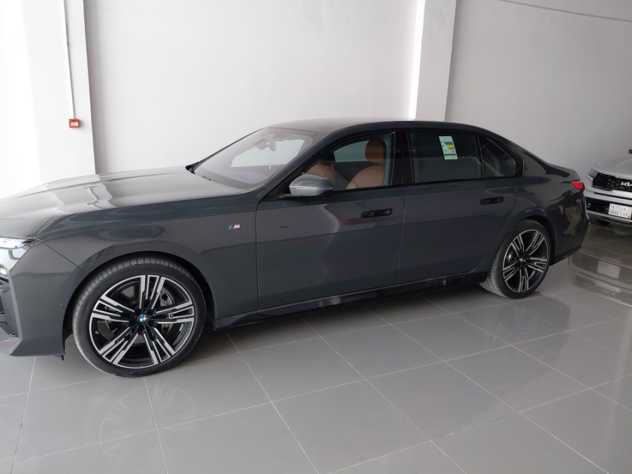 بي إم دبليو 740I  2024 image