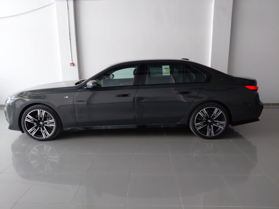 بي إم دبليو 740I  2024 image