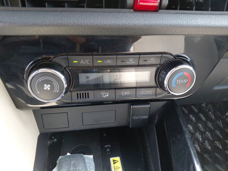 تويوتا يارس YX 2024 image