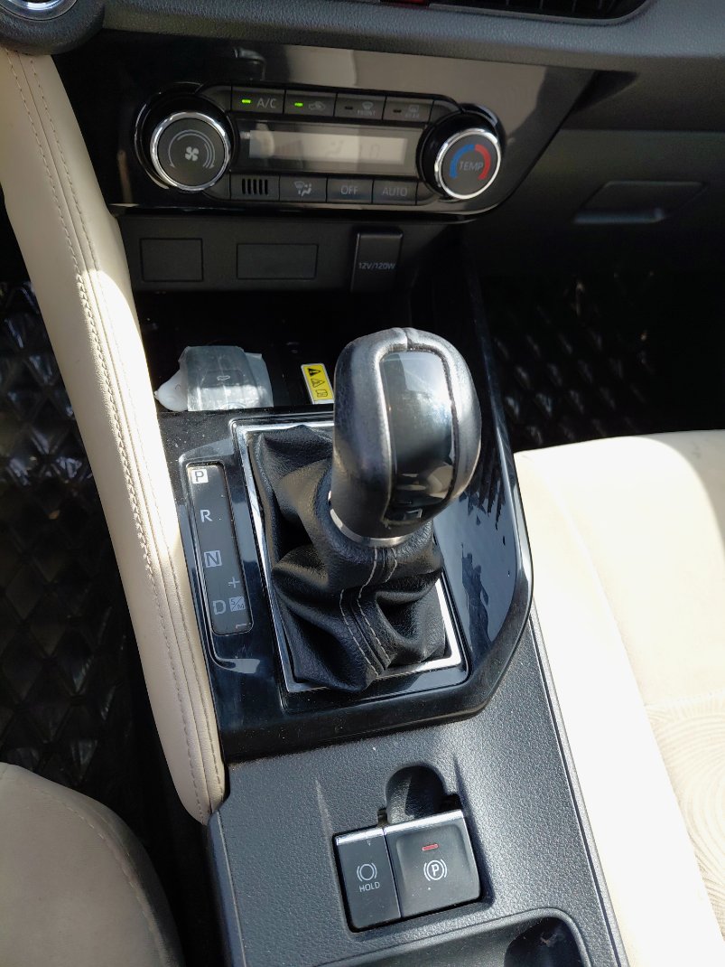 تويوتا يارس YX 2024 image