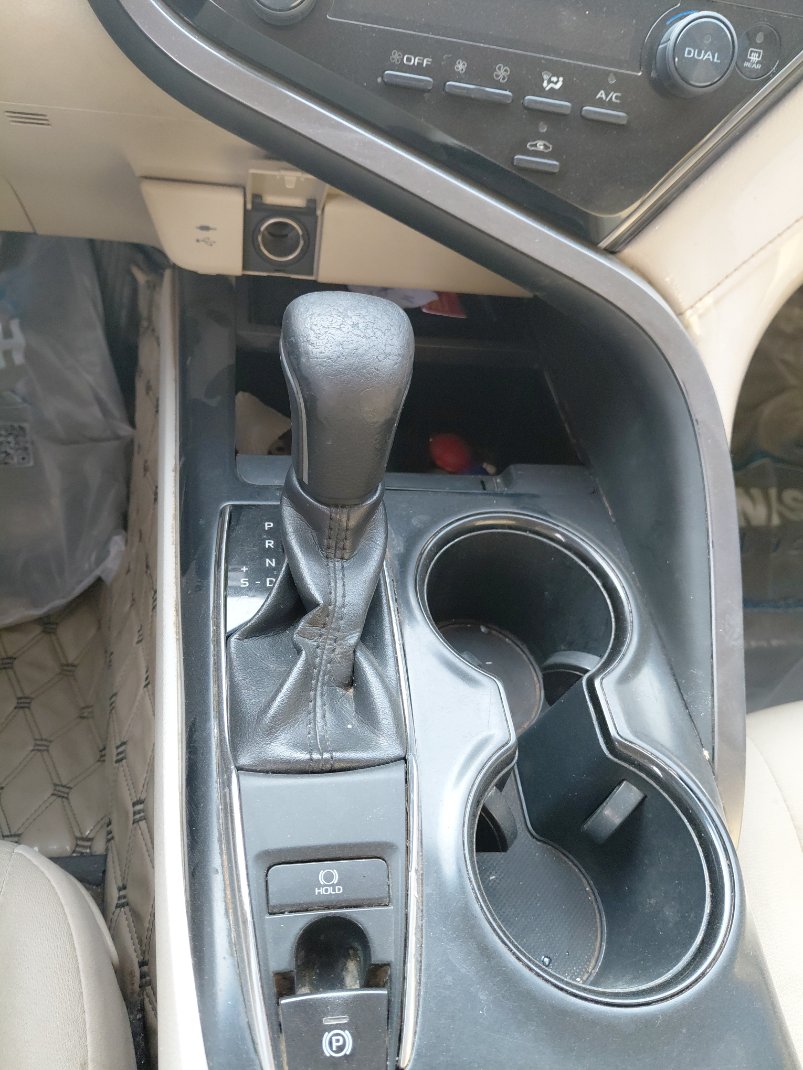 Toyota Camry GLE 2020 image