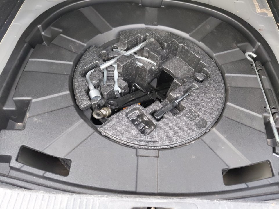 Toyota Camry GLE 2020 image