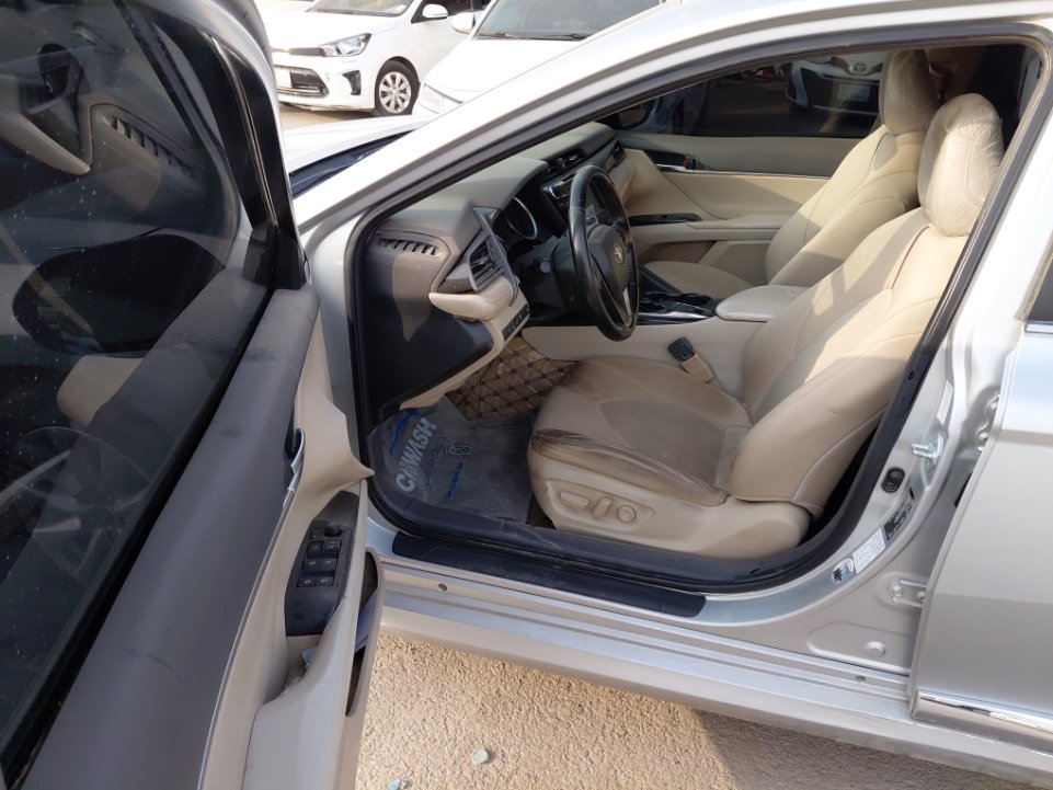 Toyota Camry GLE 2020 image