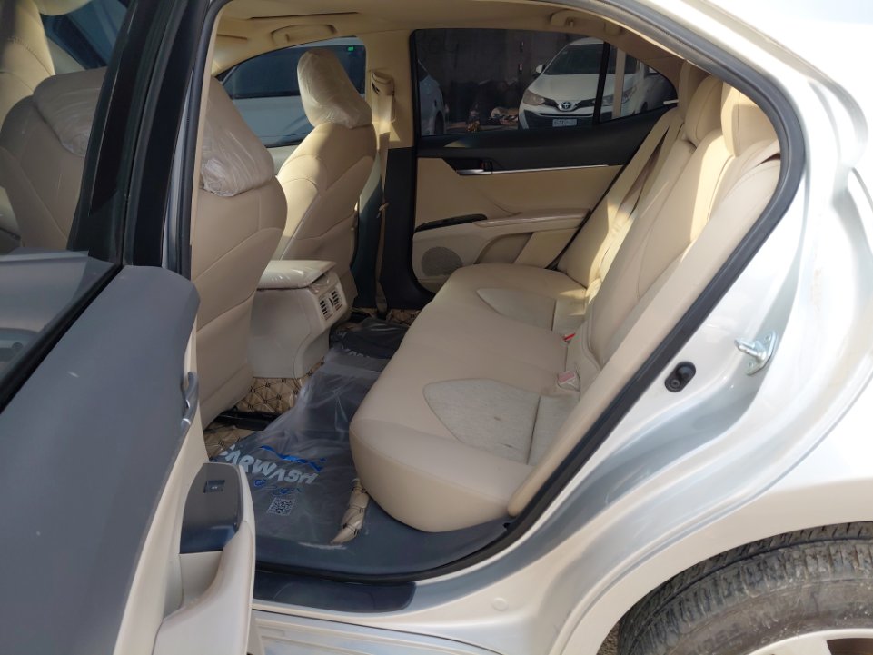 Toyota Camry GLE 2020 image