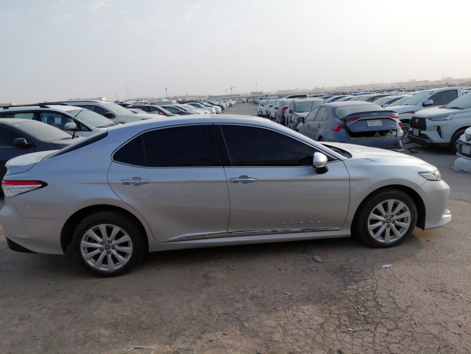 Toyota Camry GLE 2020 image