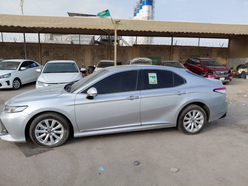 Toyota Camry GLE 2020 image