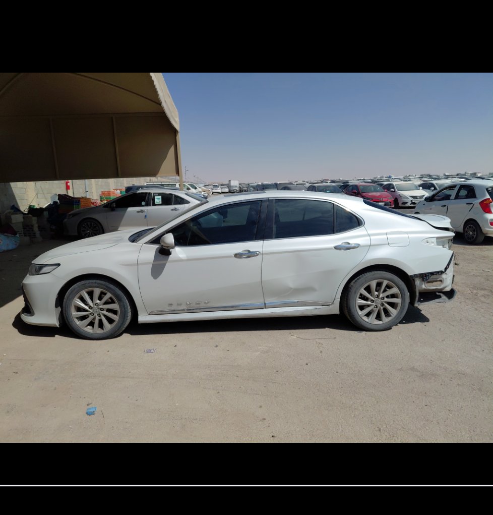 Toyota Camry GLE 2021 image