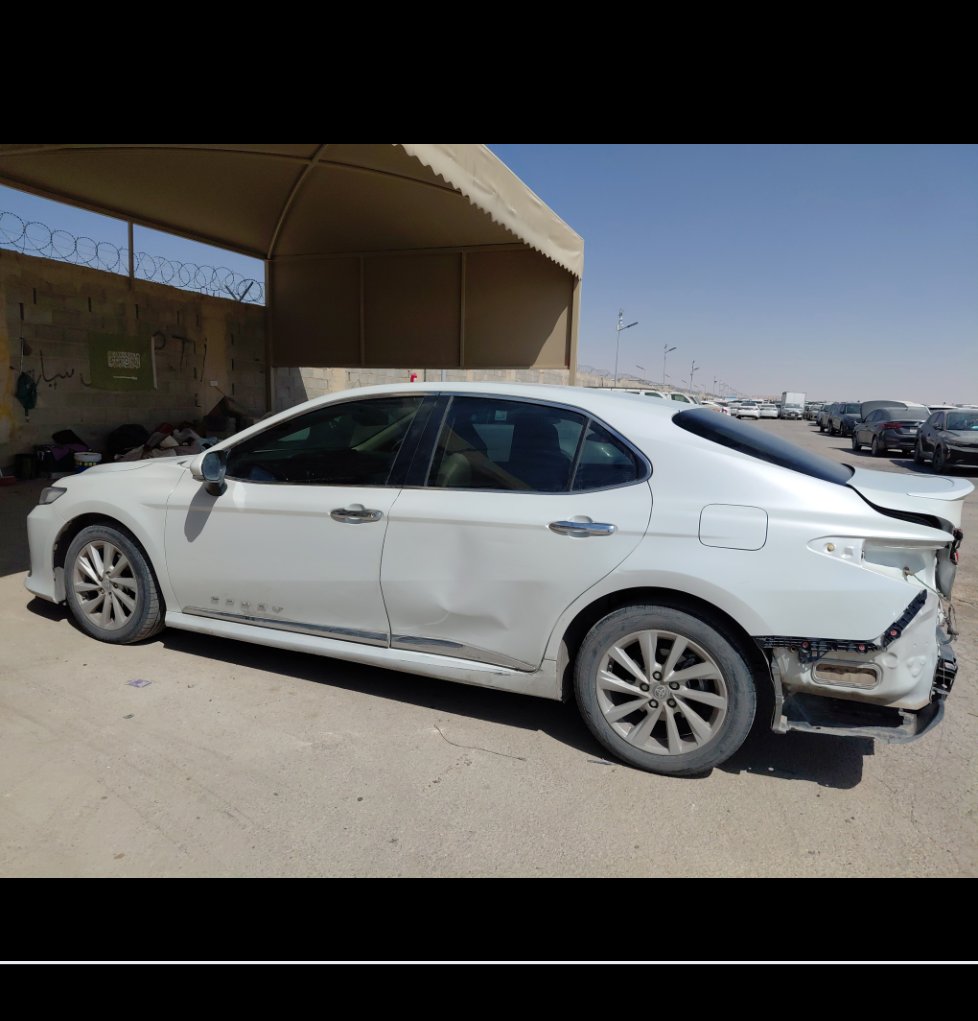 Toyota Camry GLE 2021 image