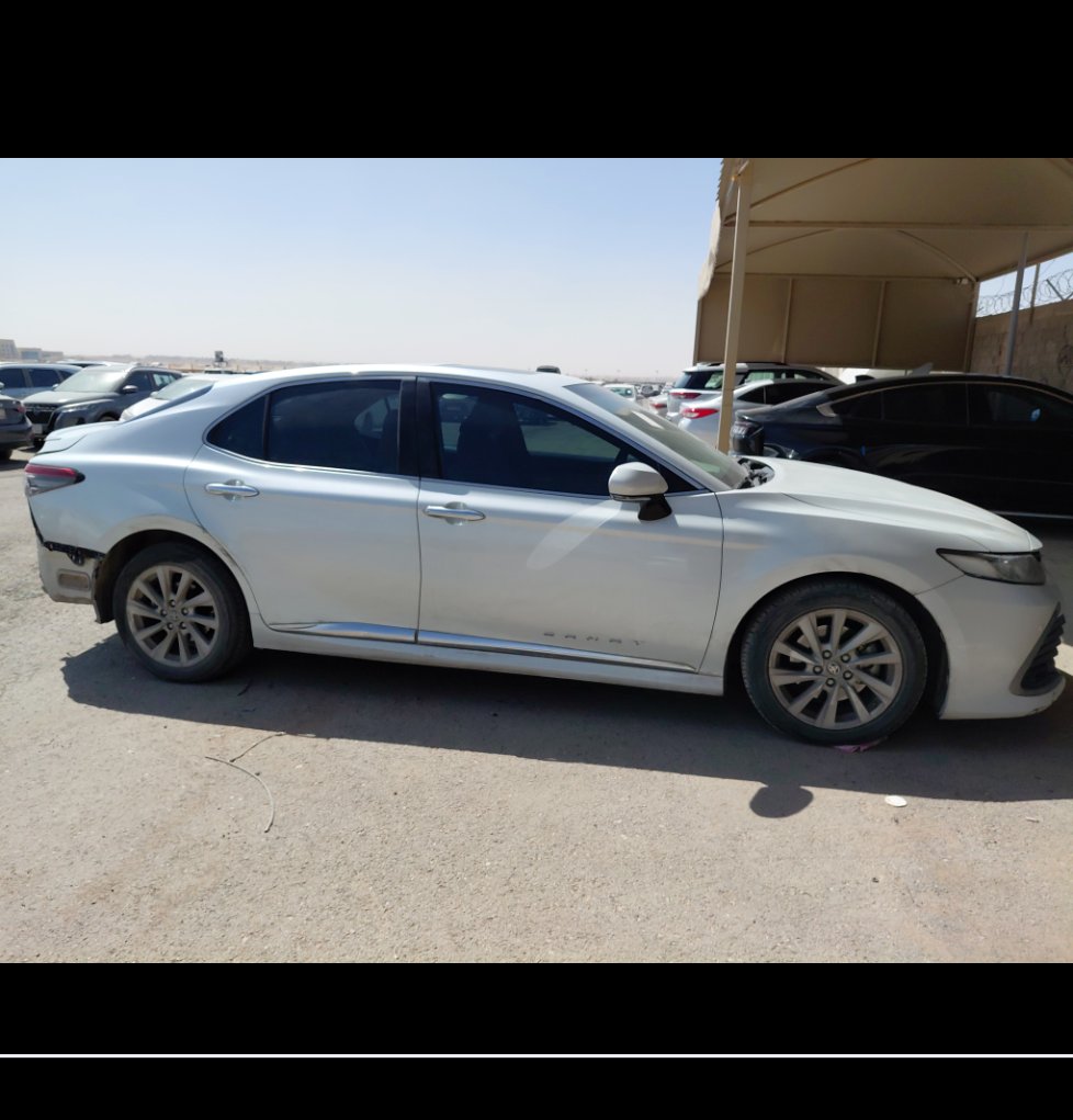 Toyota Camry GLE 2021 image