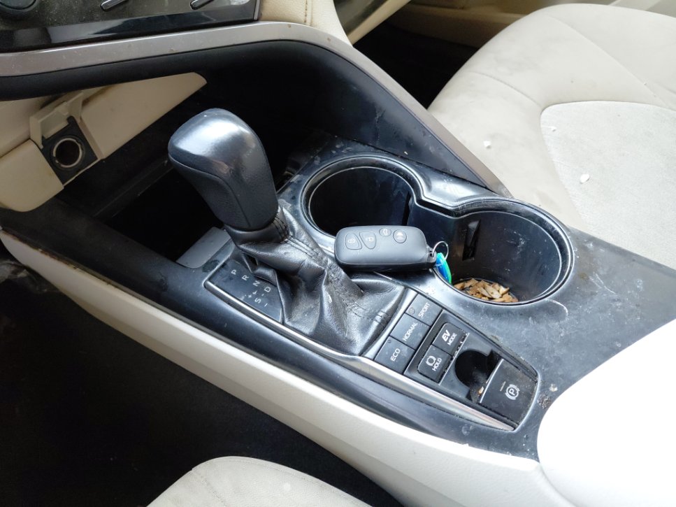 Toyota Camry LE HEV 2019 image