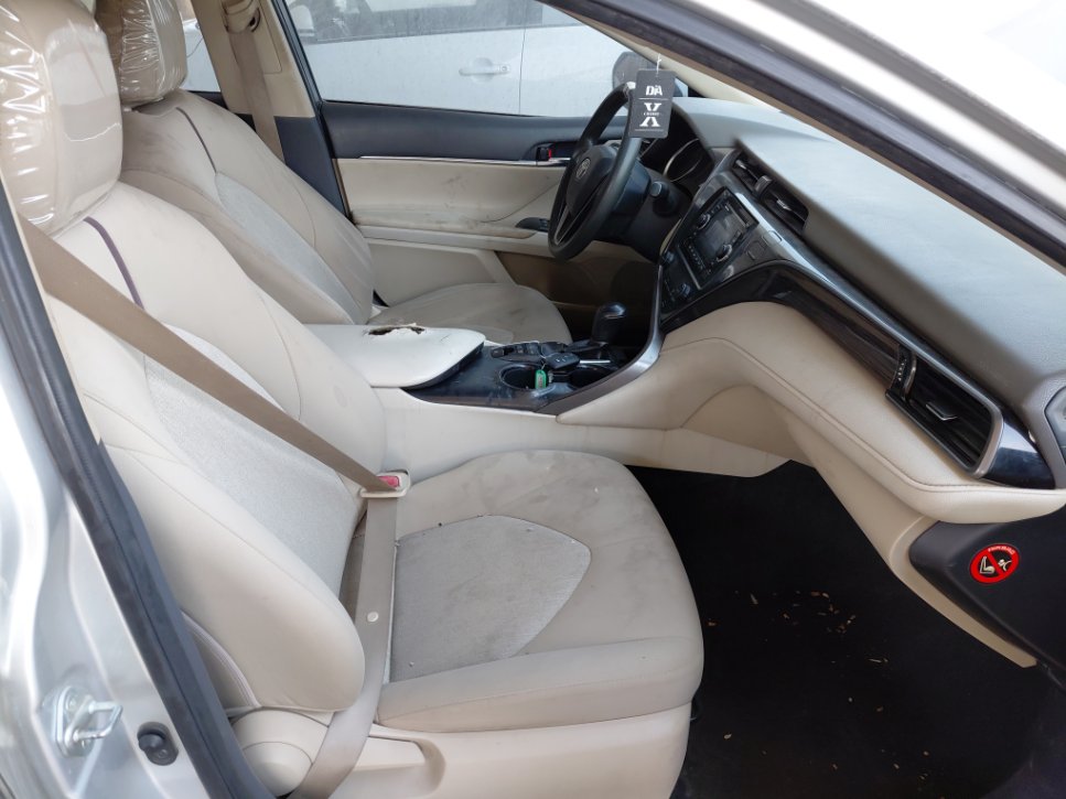 Toyota Camry LE HEV 2019 image