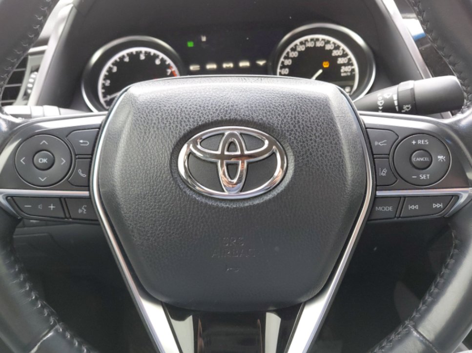 Toyota Camry SE 2021 image